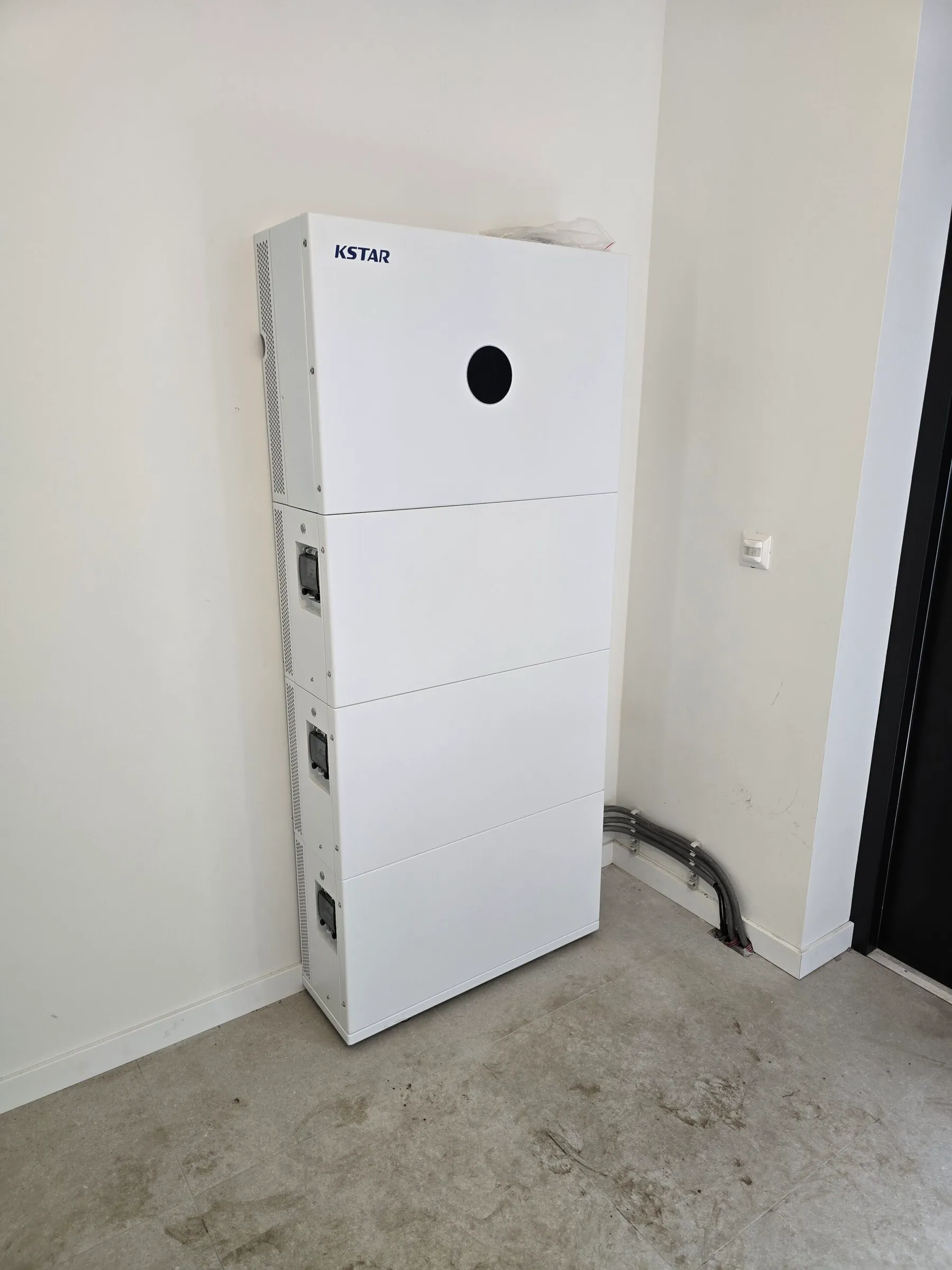 Thuisbatterijen geïnstalleerd tegen een binnenmuur