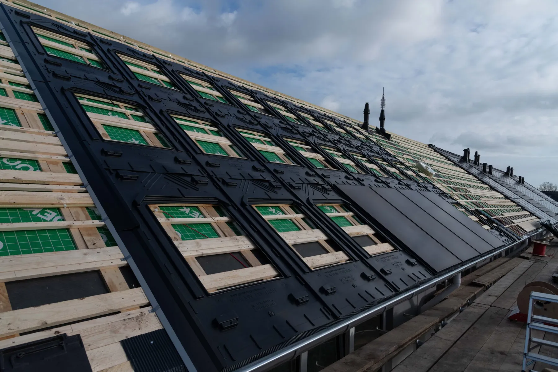 Werk van Battery4All: installatie van zonnepanelen, laadpalen en batterijsystemen